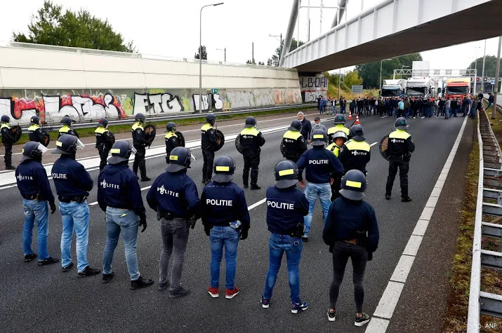 politie tegenover kermisexploitanten op snelweg den haag