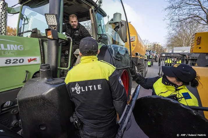 politie tientallen tractoren onderweg naar den haag