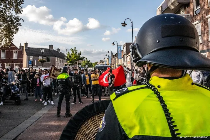 politie toont beelden relschoppers eindhoven