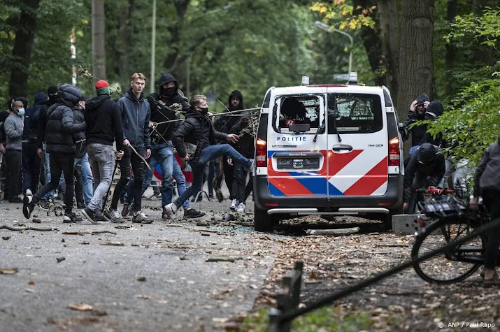 politie toont beelden van relschoppers na wedstrijd nec vitesse