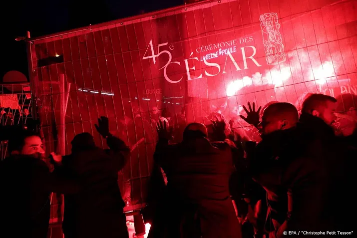 politie treedt op tegen anti polanski betogers bij cesars