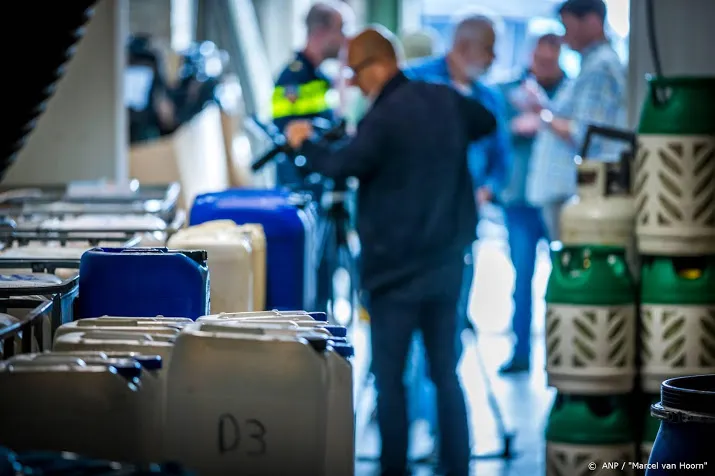 politie treft drugslab aan in schuur van boerderij in eext