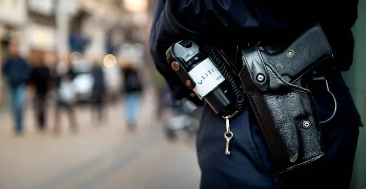 politie uniformen en dienstwapen gestolen