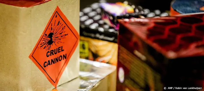 politie vindt 1700 kilo gevaarlijk vuurwerk in holten