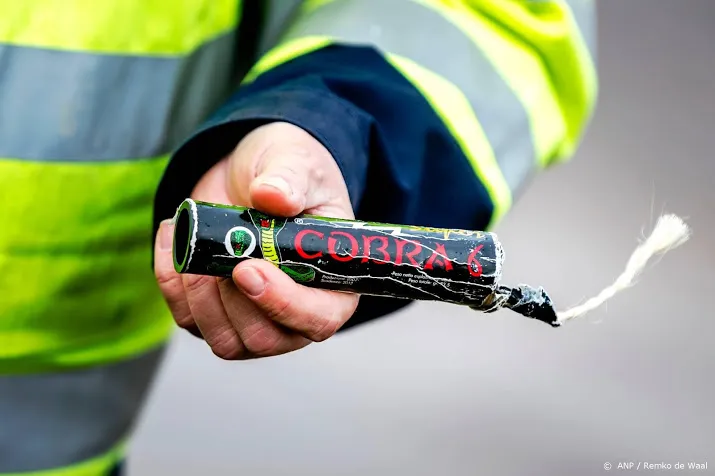 politie vindt 36 kilo zwaar illegaal vuurwerk in woning in almere