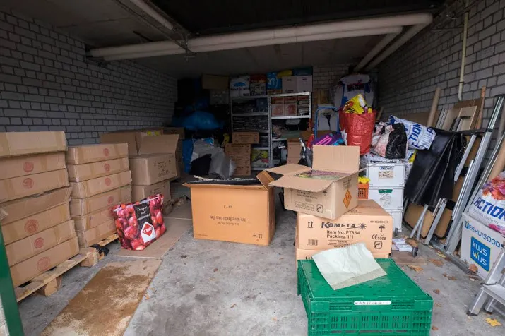 politie vindt 3700 kilo illegaal vuurwerk