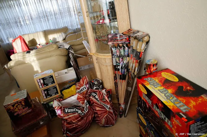politie vindt 813 kilo vuurwerk in westerhaar vriezenveensewijk