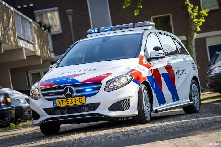 politie vindt explosieven wapens en politie uniform bij invallen