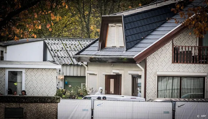 politie vindt wapens en drugs in woonwagenkamp