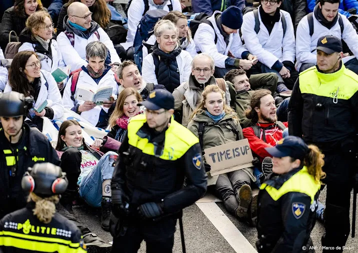 politie waarschuwt demonstranten dat blokkade verboden is