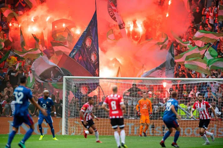 politie wacht nog op beelden fakkelgooiers