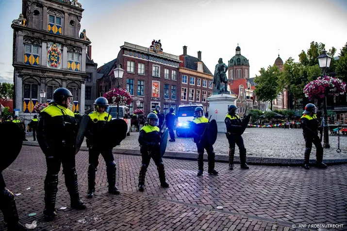 politie zet beelden verdachten rellen hoorn online