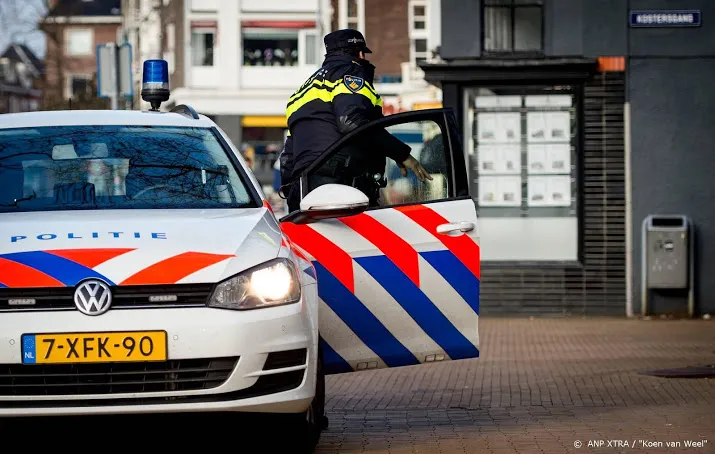 politie zet lastig voetbalteam uit hotel breda