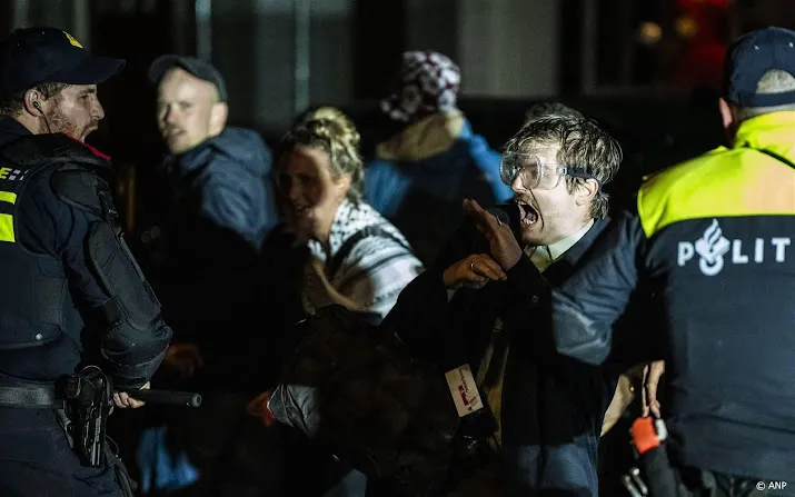 politie zet wapenstok in tegen betogers bij universiteit utrecht