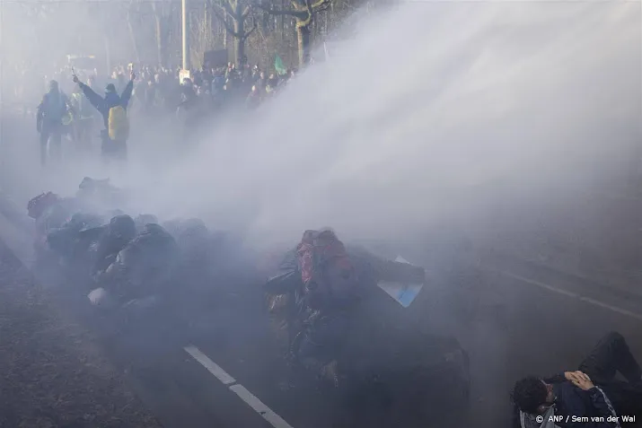 politie zet waterkanon in bij demonstratie xr op a12