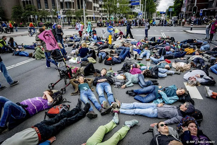 politie zet waterkanon in tegen demonstranten op kruising bij a12