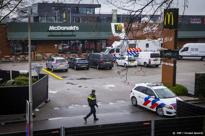 politie zoekt dashcam beelden na schietpartij mcdonalds zwolle