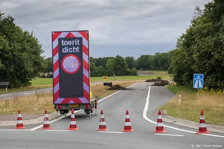 politie zoekt inzittenden auto in onderzoek afvaldumping snelwegen