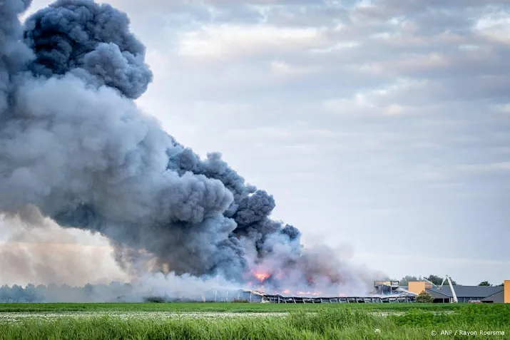 politie zoekt verdachte brand kippenschuur