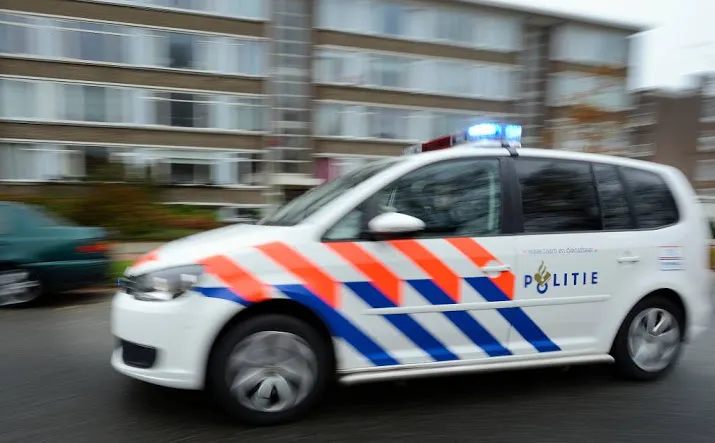 politieachtervolging eindigt in vangrail