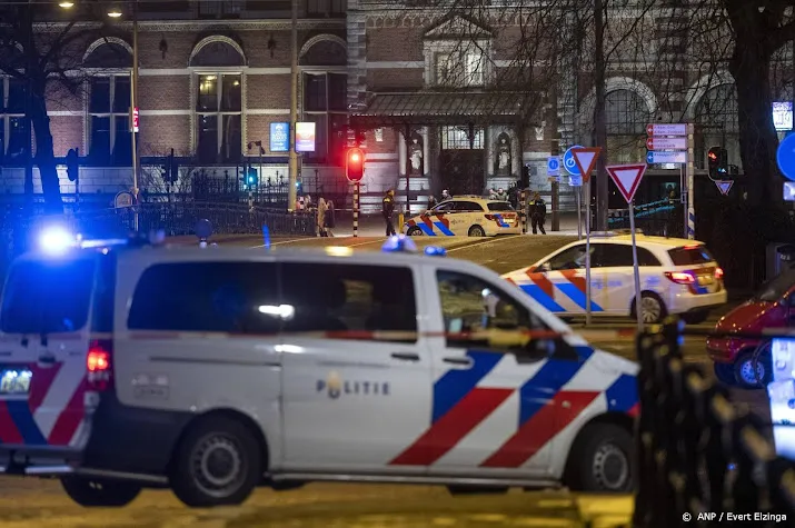 politieactie bij apple store nog gaande na bevrijding mensen