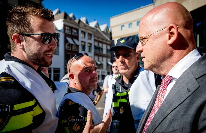 politiebonden willen weer praten over cao