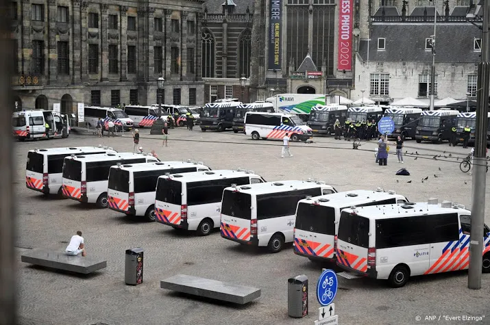 politiebusjes maar geen demonstranten op de dam