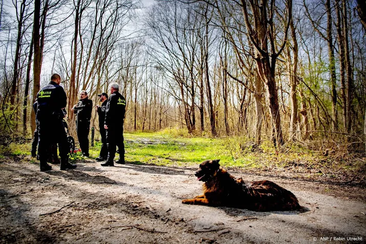 politiehond vindt 88 jarige in diepe sloot