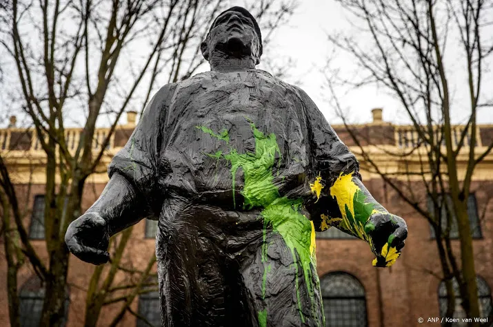 politiek boos over bekladdingen amsterdam