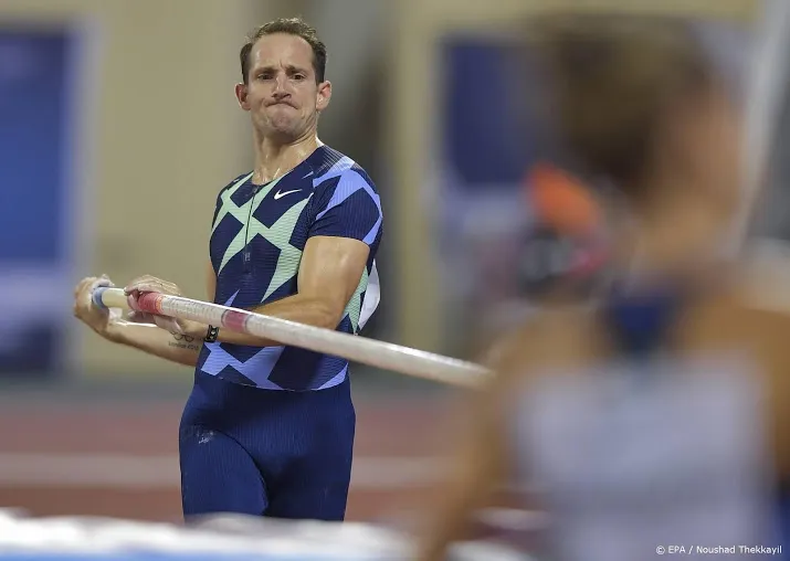 polsstokhoogspringer lavillenie blesseert zich vlak voor tokio