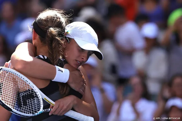 poolse tennisster swiatek gunt haar vriendin juvan een game