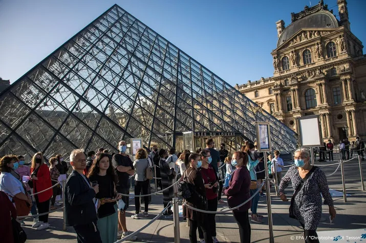 populairste museum ter wereld louvre in parijs weer geopend