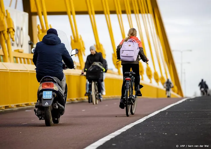 populariteit snorfiets daalt snel door helmplicht
