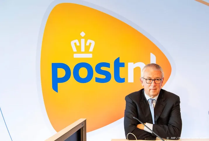 postnl in schijnwerpers op groen damrak