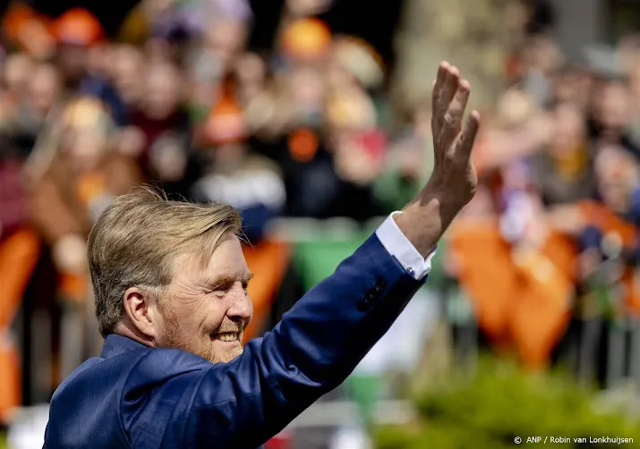 postnl komt met oranje jubileumzegels voor de koning