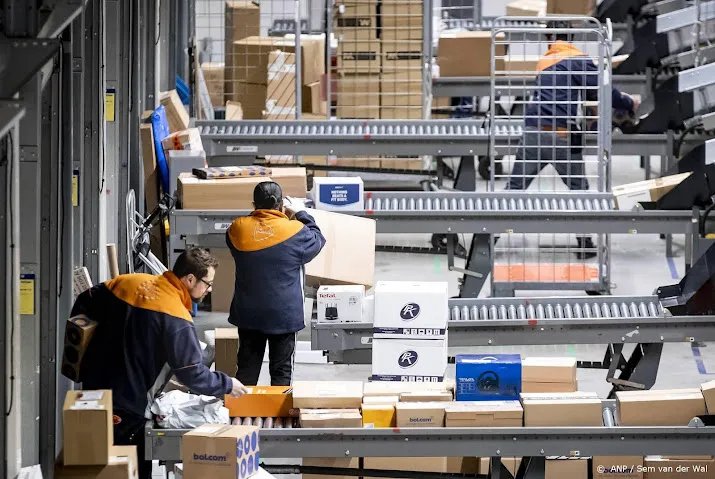 postnl verwacht drukte feestdagenseizoen goed aan te kunnen