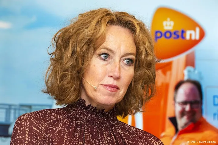 postnl wil door met topvrouw herna verhagen