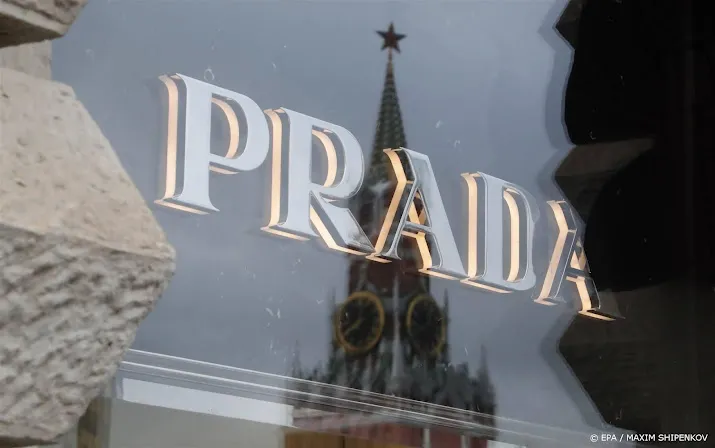 prada groeit hard door vraag naar loafers en miu miu tassen