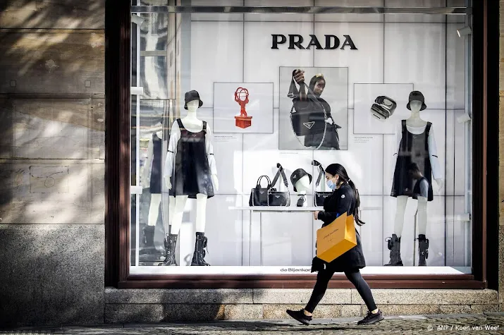 prada profiteert van inhaalverkopen designerhandtassen en kleding