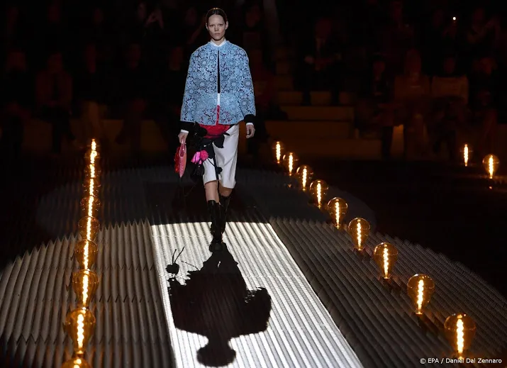 prada voelt zwakke chinese munt