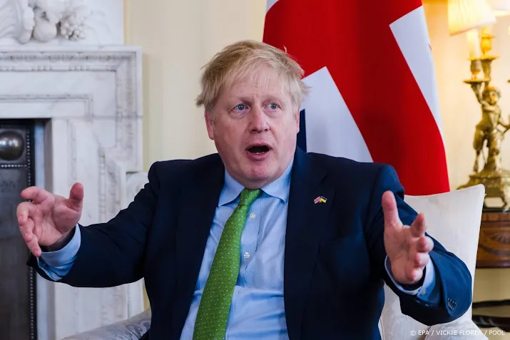 premier johnson bezoekt golfstaten wil meer olieproductie