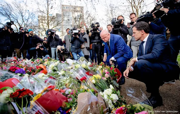 premier rutte legt bloemen op 24 oktoberplein