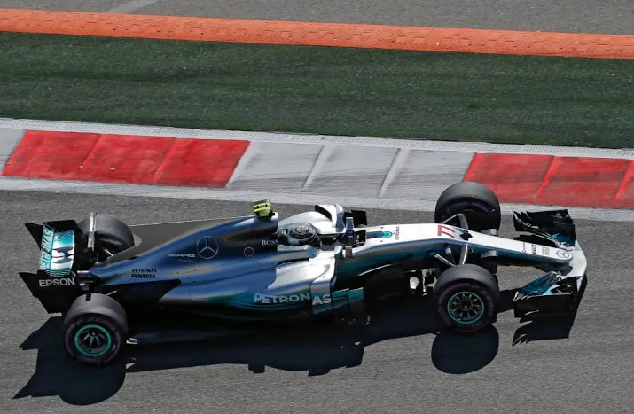 presentatie mercedes en ferrari op zelfde dag