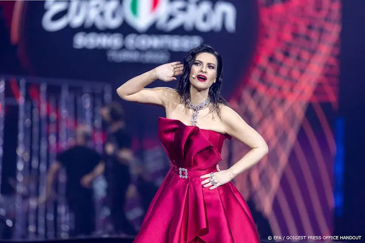 presentatrice pausini verklaart wegtrekker bij finale songfestival