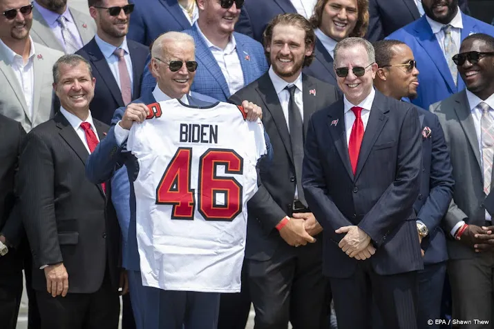 president biden huldigt superbowl winnaars in witte huis