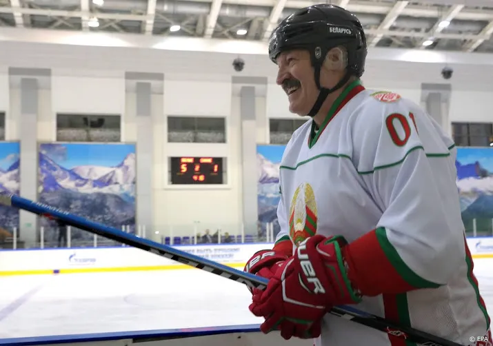 president lacht weer om corona en speelt ijshockey in minsk