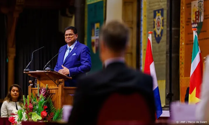 president santokhi en halsema tekenen voor samenwerking