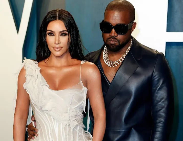 presidentskandidaat kanye west filmt vanuit stemhokje