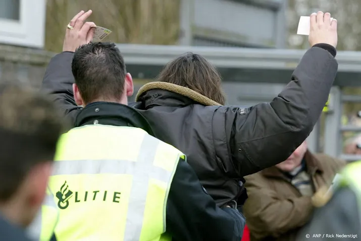 preventief fouilleren rond azc budel maand verlengd