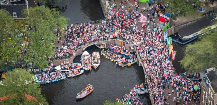 pride amsterdam eert zijn helden